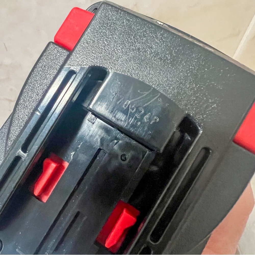 ❌SOLD❌ Milwaukee V18 Lithium-Ion Battery Charger (48-11-1830) - Picture 4 of 7